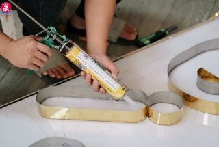 Keo dán chữ nổi là gì? Hướng dẫn thi công keo dán chữ nổi quảng cáo mặt Alu từ A–Z chuẩn kỹ thuật